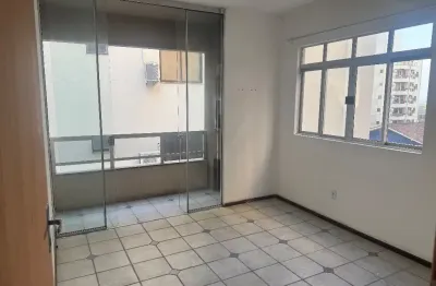 Kitnet anual a 150 metros da praia, região central de meia praia.