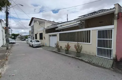 Casa para Venda em Fortaleza, Benfica, 5 dormitórios, 2 suítes, 4 banheiros, 1 vaga