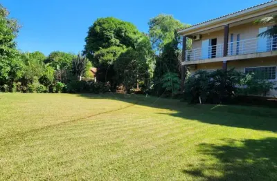 Chácara à venda com amplo jardim 3 suítes e cozinha panejada