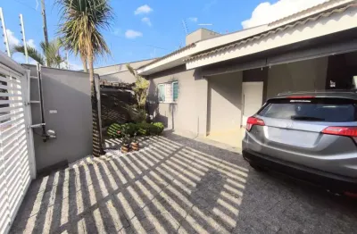 Casa à venda com 2 dormitórios, suíte e ar condicionado, próxima à avenida europa