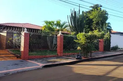 Casa à venda com 3 quartos sendo 2 suítes na região leste de londrina