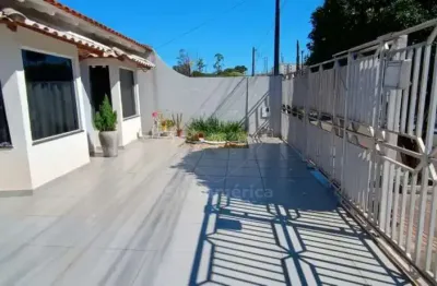 Casa à venda com 3 quartos sendo 1 suíte, e quintal nos fundos com churrasqueira