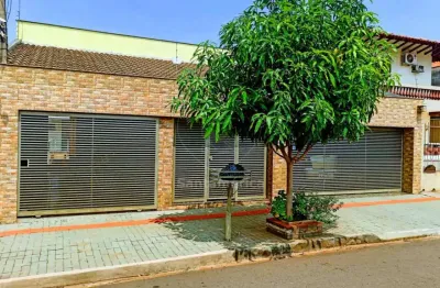 Casa assobrada à venda no jardim pacaembu com 3 quartos e cozinha planejada