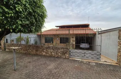 Casa à venda com 3 quartos e segundo andar no jardim maria cecília, zona norte de londrina
