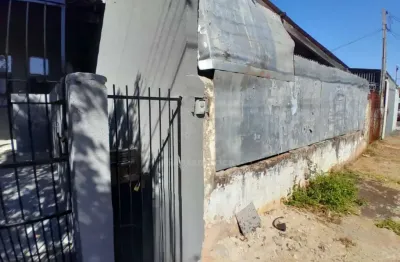 Casa de fundos para alugar na zona norte de londrina com 2 quartos e 1 suíte