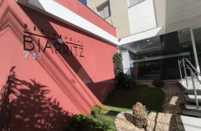 Apartamento no edifício residencial biarritz com 2 quartos e suíte, no centro de londrina
