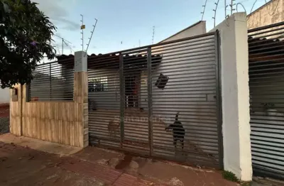 Casa à venda com 2 quartos e cozinha planejada na região leste de londrina, no bairro aeroporto