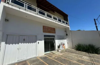 Casa sobreloja para locação com armários planejados e 3 quartos no bairro igapó
