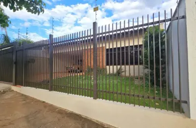 Casa para alugar no jardim bancários, região oeste de londrina, com 3 quartos sendo 1 suíte e edícula nos fundos