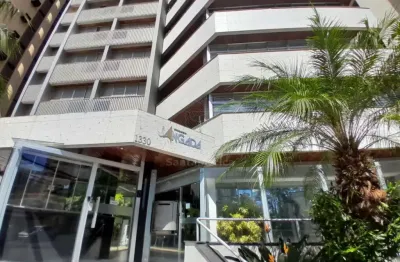 Apartamento para alugar no Centro na Região Central de Londrina no Edifício Jangada com 4 quartos