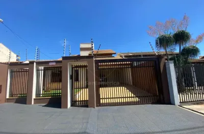 Sobrado de Alto Padrão à venda na Região Leste de Londrina no Jardim Oriente com 3 quartos sendo 1 suíte