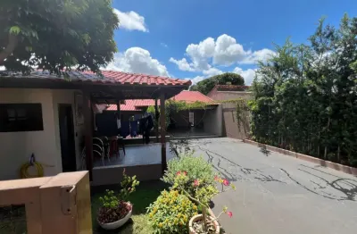 Casa à venda no Jardim Piza na Região Sul de Londrina com 4 quartos, piscina e churrasqueira