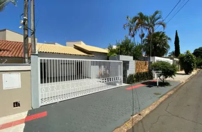 Casa para locação com 4 dormitórios, churrasqueira e piscina no Jardim Alvorada em Londrina
