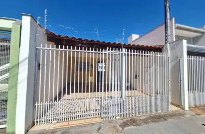 Casa a venda na Zona Leste de Londrina com 3 quartos e 2 vagas de garagem