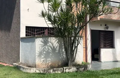 Sobrado de condomínio locação na martim de sá próximo a prai
