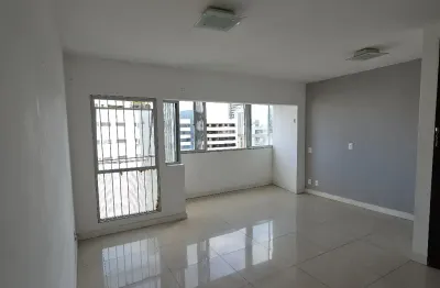Apartamento 2/4  com escritório e 2 garagens no jardim apipema