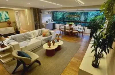 Apartamento reformado próximo à praça de casa forte, 3 quartos, 2 suítes com lazer
