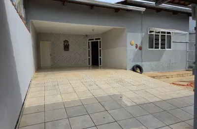 Casa ampla com 4 quartos, varanda gourmet e 3 vagas no parque amazônia!