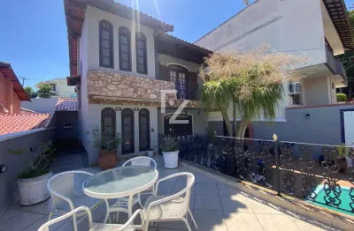 Aconchegante e espaçosa casa de 4q (3 suítes) - condomínio com infraestrutura