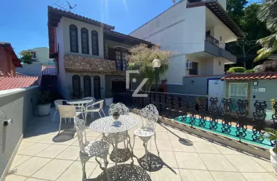 Aconchegante e espaçosa casa de 4Q (3 Suítes) - Condomínio com Infraestrutura