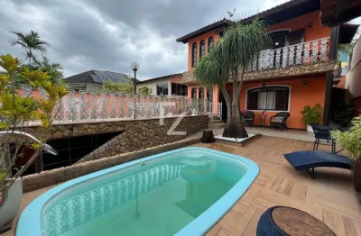 Aconchegante e espaçosa casa de 4q (3 suítes) - condomínio com infraestrutura