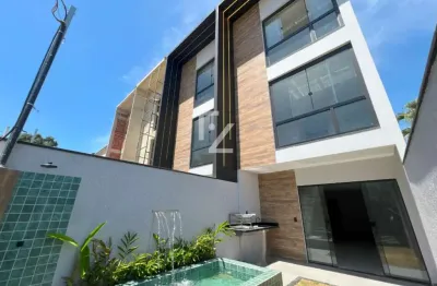 Triplex com 3 suítes, suíte master com 50m2, condomínio fechado em localização privilegiada