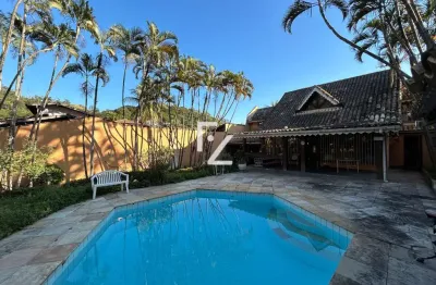 Um refúgio rústico com clima de serra no coração da freguesia — 4 suítes, 5 salas, lareira, suíte master de 60m² e um paisagismo encantador