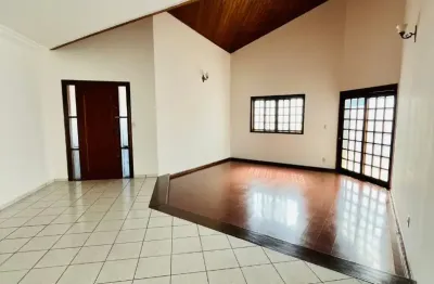 CASA TÉRREA COM 4 QUARTOS (1 SUÍTE) - Condomínio Jardim das Colinas