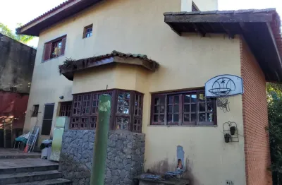 Casa à venda na serra da cantareira com 4 quartos, sala pra 3 ambientes e quintal em condomínio fechado.