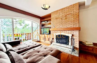 Apartamento com lareira e varanda voltada para o verde no Edifício Montana