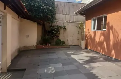 Linda casa térrea para locação na city campo grande