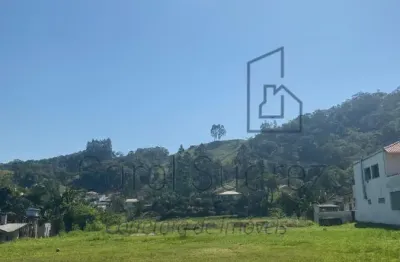 Terreno com excelente potencial construtivo a 300 m da via principal de Santo Amaro da Imperatriz