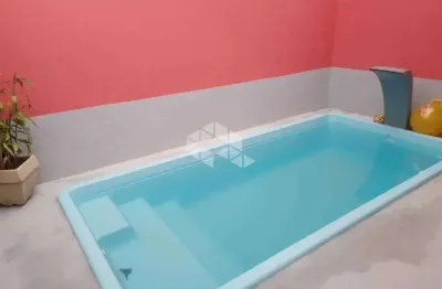 Casa geminada a  venda na praia grande, bairro caiçara, com 2 quartos, 1 suite e 2 vagas