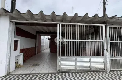 Casa genibada a venda na praia grande , bairro maracanã, com 2 quaros, 1 suite e 2 vagas