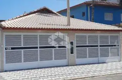 Casa geminada a venda na praia grande, bairro maracanã, com 2 quartos, 1 suite e 2 vagas