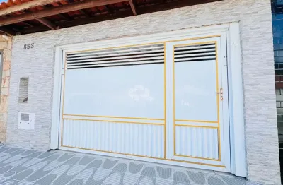 Vende casa na praia grande, bairro maracanã, com 02 dormitórios e 02 vagas de garagem.