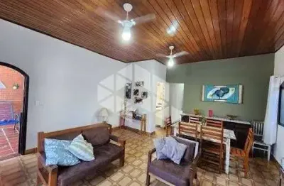 Vende casa com 03 dormitórios ( 01 suíte), 03 banheiros, 04 vagas de garagem.