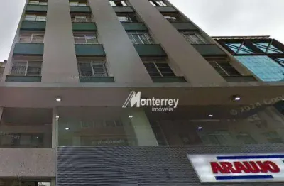 Se você pensa em morar no centro com ótimo custo benefício, essa é sua chance: apartamento de 2 quartos, sala, cozinha (com armário), banheiro social