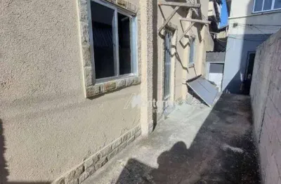 Casa com 2 qtos, banheiro, sala, cozinha e uma varanda metade coberta e metade aberta com churrasqueira.