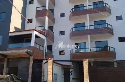O apartamento conta com dois qtos, sendo um deles, uma suíte confortável, além de um banheiro social prático e elegante, com armários, box blindex