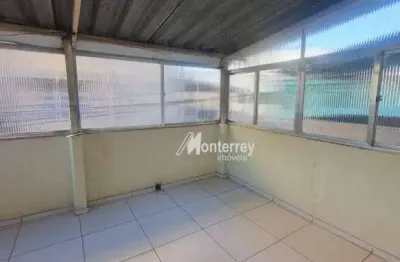 Apartamento com 2 qtos, banheiro, sala, cozinha e uma varanda coberta.