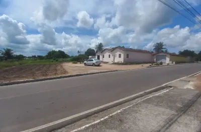 Terreno com uma casa grande de esquina, próximo ao centro da cidade