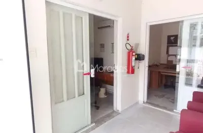 Excelente ponto comercial medindo 554,14 m2 de área construída, terreno 654,01 m2, no térreo 3 salas, refeitório, 2 banheiros, parte superior com 3 salas amplas para reunião,  treinamento e rh, um gal