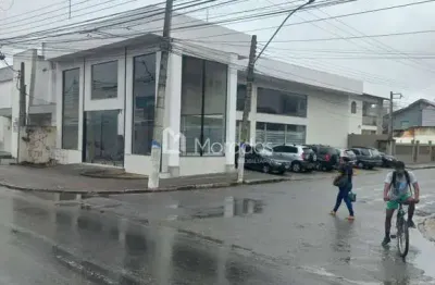 Casa comercial com 1 sala para alugar no Centro, Campos dos Goytacazes 