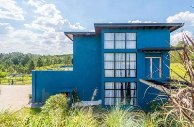 Casa em condomínio á venda mobiliada com piscina aquecida no uberaba