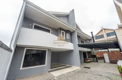Sobrado em condomínio com 3 suítes e quintal privativo á venda no cajuru