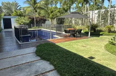 Linda casa duplex com 4 suítes, venda ou locação no condominio mansões na barra da tijuca com segurança 24 horas, balsa para praia e área de lazer com total infraestrutura.