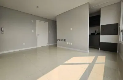 Apartamento semimobiliado com 02 dormitórios e 01 box de garagem no bairro borgo