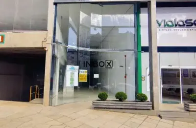 Inbox cia imobiliária aluga em bento gonçalves - sala comercial térrea com mezanino no centro da cidade.