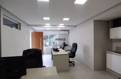 Sala com 4 estações de trabalho no bairro glória em bento gonçalves